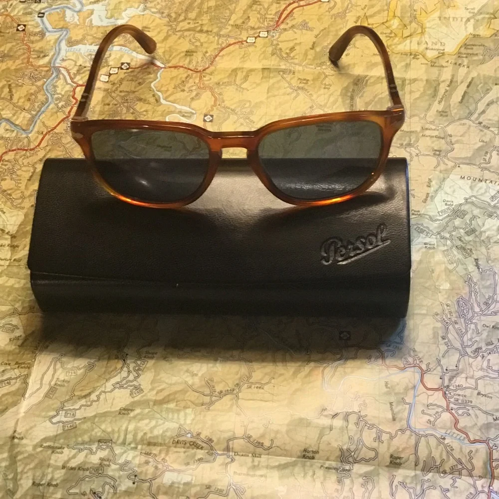 Persol polarized sunglasses Like new. Handmade in Italy Terra DI Sienna 2931-S